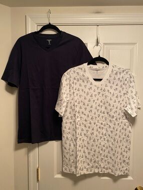 Amazon Essentials Men's 2 Pack Regular V-Neck Tee - Navy & White Sailboat Print…